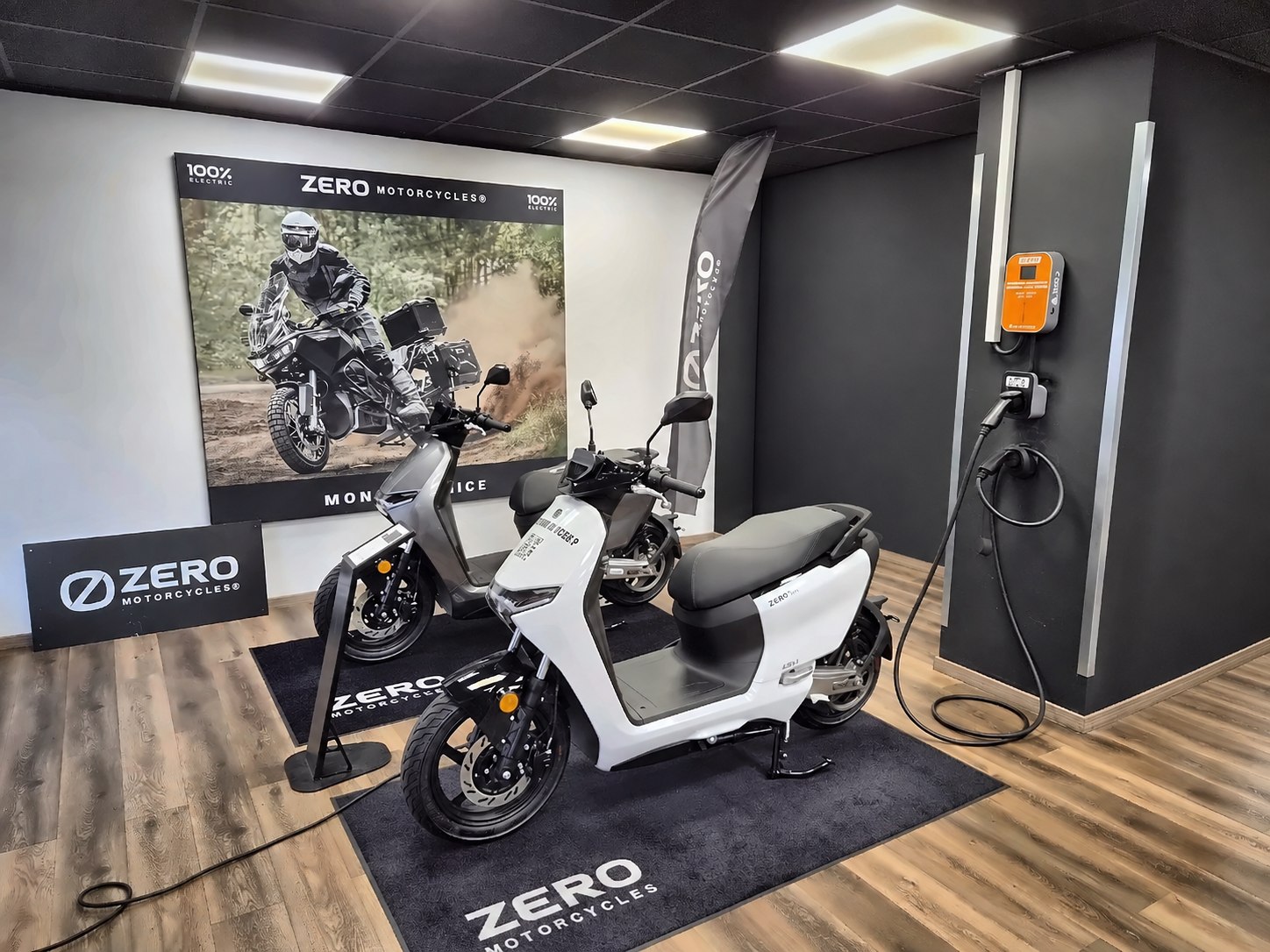 Espace scooters LS1 et borne de recharge dans la concession