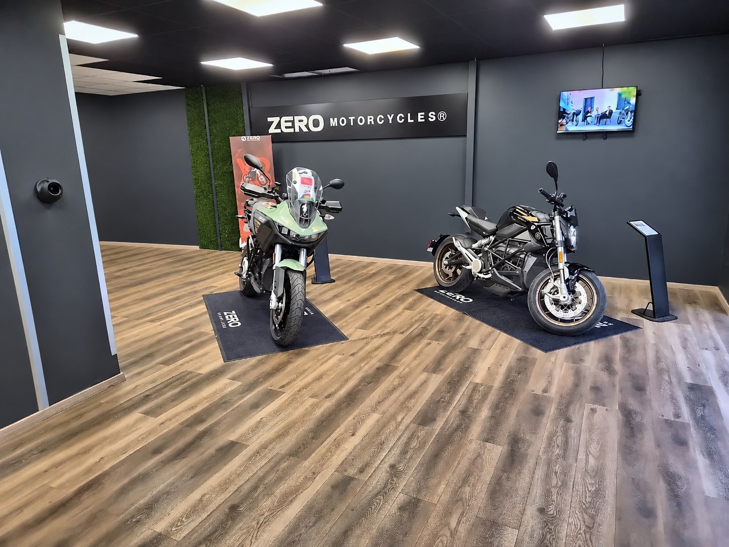 Showroom Zero Motorcycles Nice Monaco avec DSR/X et SR/F exposées